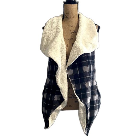 Matilda Jane Cozy Up Vest Reversible Black Gray Plaid Sherpa Lined Size Medium - Picture 3 of 6